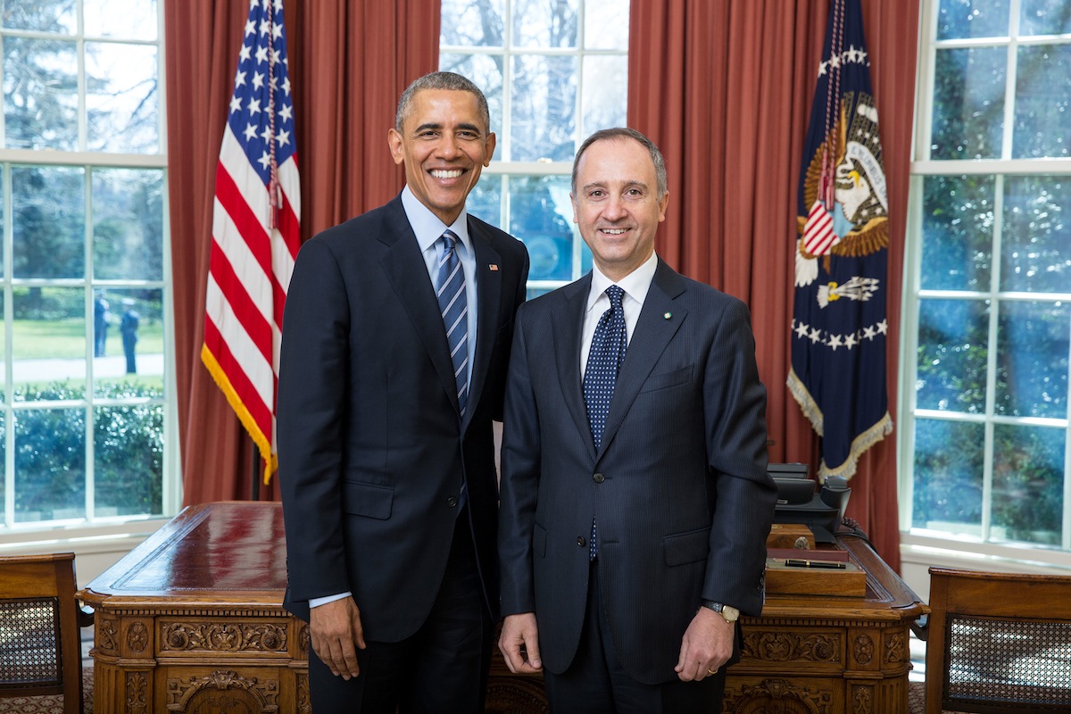 L'ambasciatore Armando Varricchio con il presidente Barack Obama il giorno della presentazione delle credenziali diplomatiche (Ph. White House/ Lawrence Jackson)