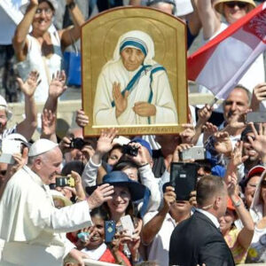 Papa Francesco in piazza San Pietro per la santificazione di Madre Teresa (Foto Afp)