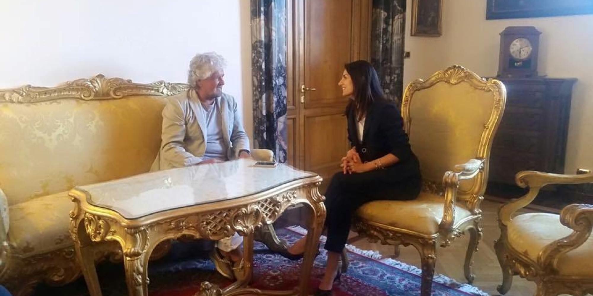 Il leader del Movimento Cinquestelle Beppe Grillo con il sindaco di Roma Virginia Raggi in Campidoglio lo scorso luglio (Foto Ansa)