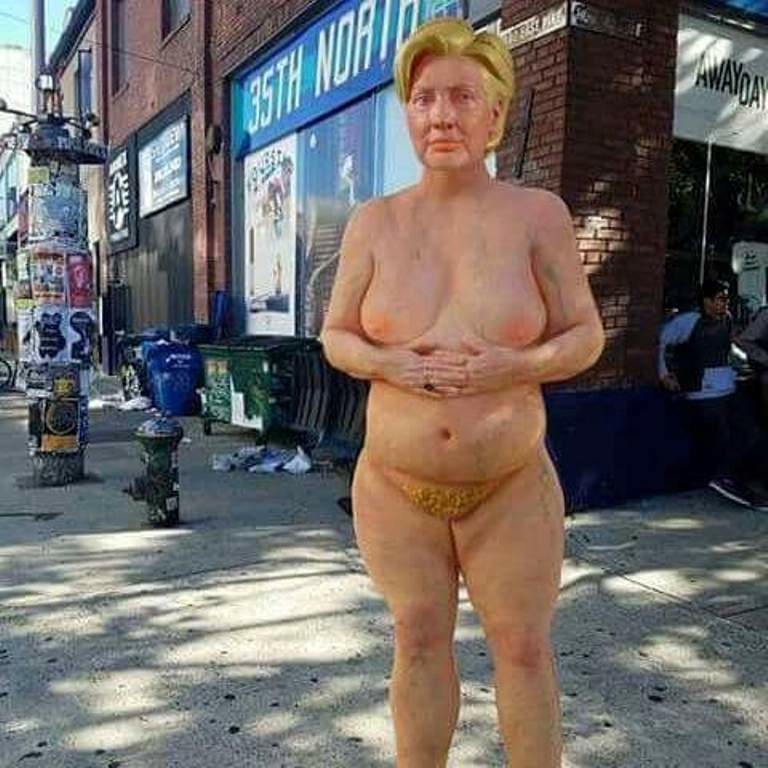 La statua di Hillary Clinton versione nuda: la risposta di alcuni militanti repubblicani pro Trump alla precedente statua del tycoon nudo