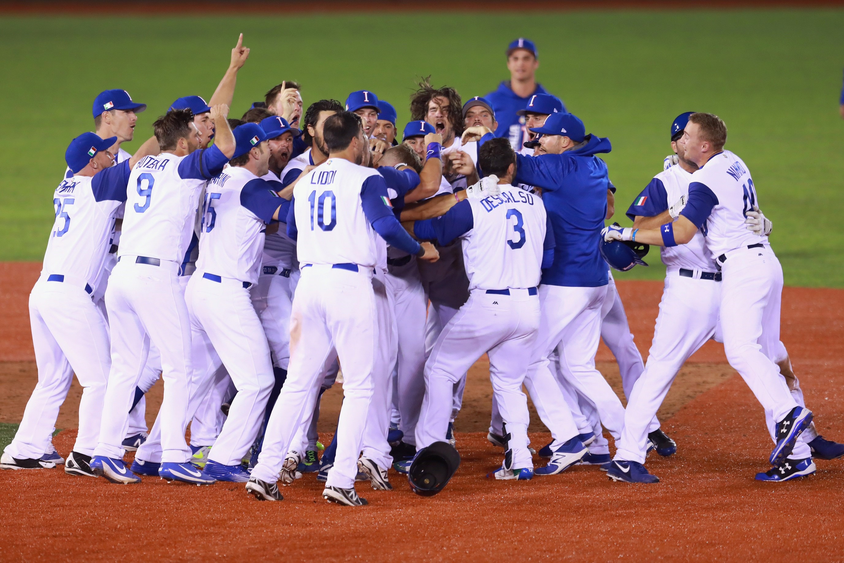 La-nazionale-italiana-di-baseball-festeggia-dopo-aver-sconfitto-gli-avversari-ne-match-italia-messico