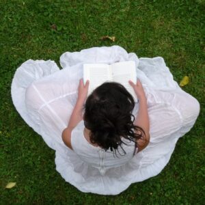 Book Spring Reading Girl narrativa italiana