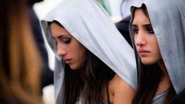 Angela e Marianna Fontana, le gemelle indivisibili di Edoardo De Angelis
