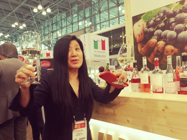 Stevie Kim, xx managing director di Vinitaly International, è stata la madrina del wine bar allestito nella meeting area del padiglione italiano