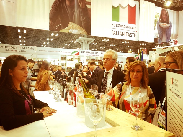 Il wine bar della meeting area del padiglione italiano, gestito da Vinitaly, ha visto alternarsi vini di tutte le regioni italiane