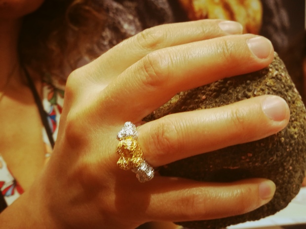 L'azienda umbra Giuliano Tartufi ha fatto disegnare un anello in oro giallo e bianco in onore di questo prelibato fungo
