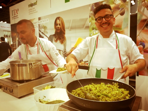 Show-cooking a base di prodotti IGP e DOP nella meeting area del padiglione italiano