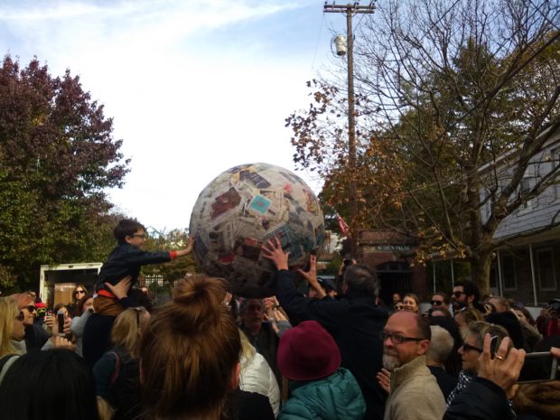 Pistoletto sfera in aria