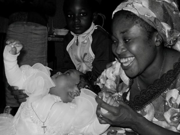 The Christening of a child born in the missionary (Ph. Giacomo Palermo)