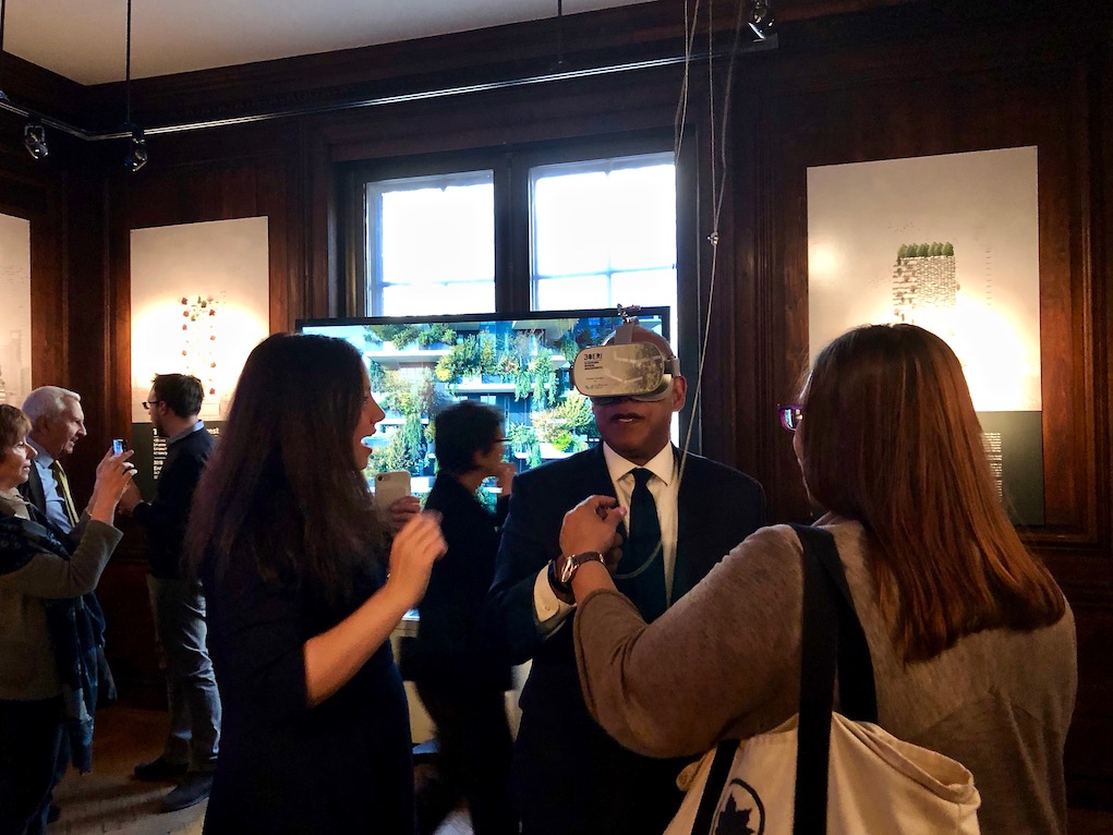 Il commissario Silver indossa gli occhiali 3D per un'immersione virtuale nel Bosco Verticale.