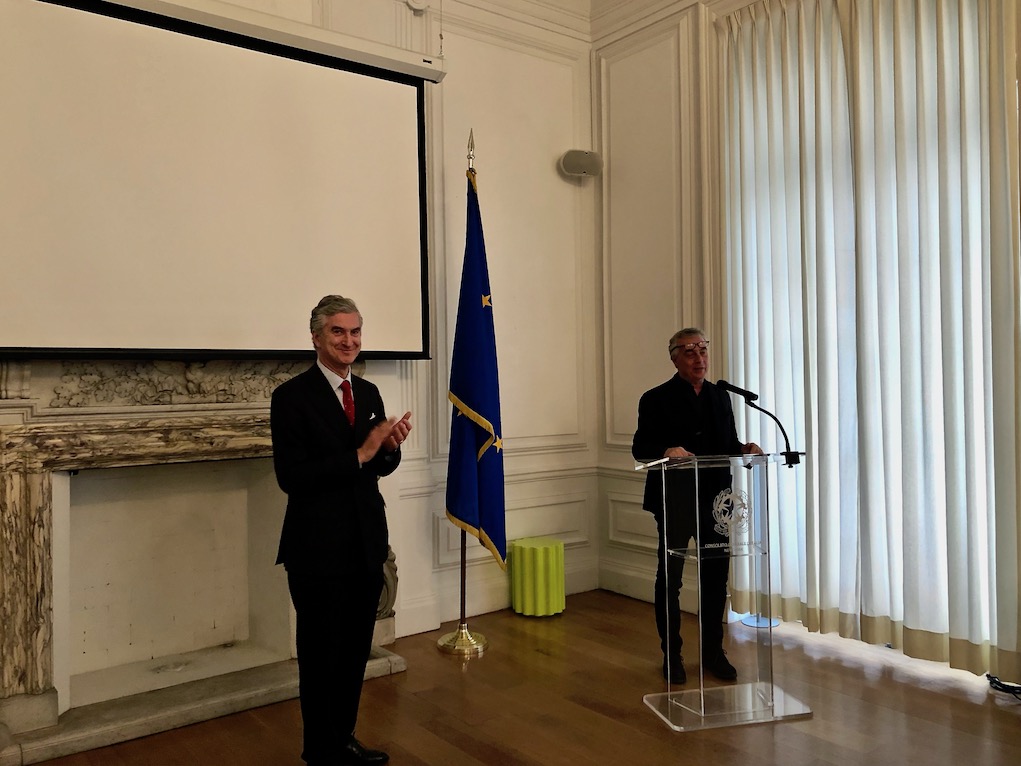 Il Console Genuardi applaude Stefano Boeri.