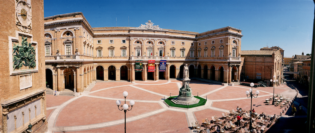 Recanati, Piazza Leopardi, archivio fotografico della regione Marche.