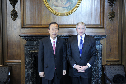 "World Press Freedom Day" all'ONU: Lee Bollinger tira le orecchie all'Italia Il Segretario Generale dell'ONU Ban Ki-moon con il Presidente della Columbia University Lee Bollinger (UN Photo/Evan Schneider)