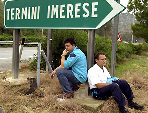 INCHIESTE/ Would You Invest in Sicily? Operai disoccupati nei pressi dello stabilimeto Fiat di Termini Imerese