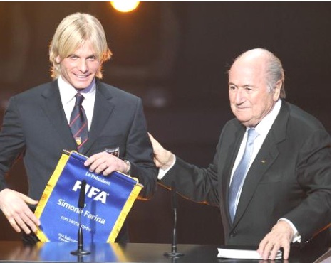Farina disoccupato Nella foto, Simone Farina premiato dal presidente della Fifa, Sepp Blatter