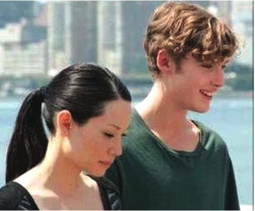 INTERVISTE/ Adolescenti a N.Y. Lucy Liu con Toby Regbo, in una scena del film "Un giorno questo dolore ti sarà utile" (2011)