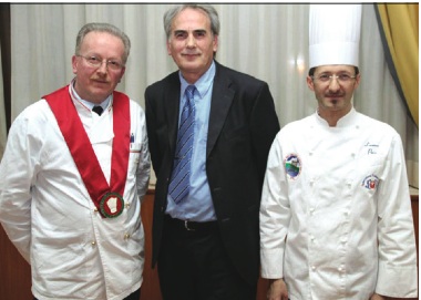 Made in Italy: un “sogno” servito a tavola Nella foto, Renato Di Carlo fra Gianpiero Tondina (Association of Italian Chefs of Canada) e Marco Medaglia (Chef Italiani nel Mondo)