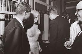 Marilyn, i Kennedy e quel boss che li voleva morti Marilyn Monroe con John e Robert Kennedy a New York il 29 maggio 1962