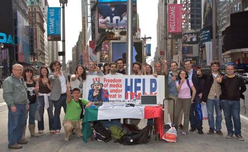 New York 25 Aprile 2008: simpatizanti di Beppe Grillo a Times Squares