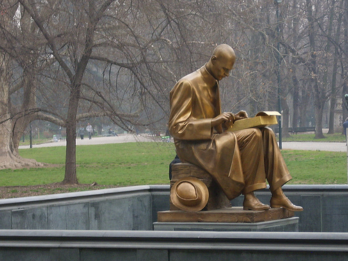 I giornali degli stracciaculi e le voci dei giornalisti La statua di Indro Montanelli a Milano