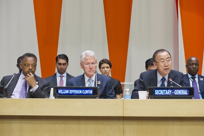 Oggi all'ONU, gli auguri del mondo a Nelson Mandela Da sin. Il reverendo Jackson, Bill Clinton e Ban Ki Moon durante il Mandela Day all'ONU. UN Photo/Eskinder Debebe