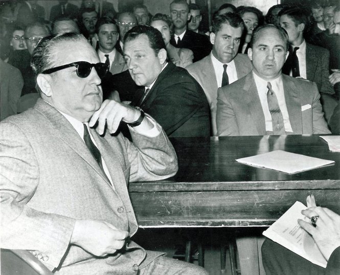 Carlos Marcello, nel 1959, viene interrogato da una Commissione del Congresso che indaga sulla mafia. A metterlo sotto torchio sono John and Robert Kennedy