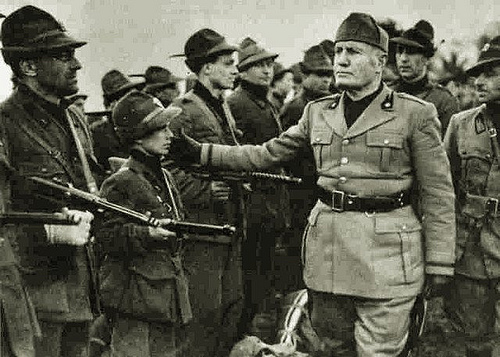Mussolini saluta soldati in forza alla RSI