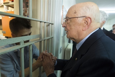 Amnistia e indulto. Le solite menzogne, le solite viltà Il Presidente Giorgio Napolitano nel corso della visita ai detenuti del carcere di Poggioreale a Napoli