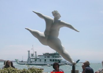 Matteo Lo Greco e l'abbondanza delle forme Una scultura di Lo Greco in mostra di fronte ai Giardini, sede della Biennale di Venezia