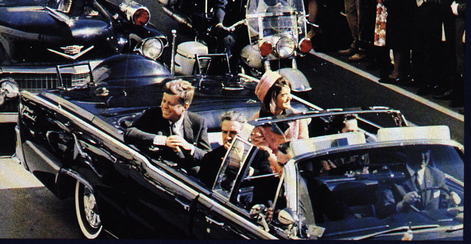 22 Novembre 1963: Il Presidente John F. Kennedy con la moglie Jacqueline a Dallas pochi istanti prima di essere colpito a morte