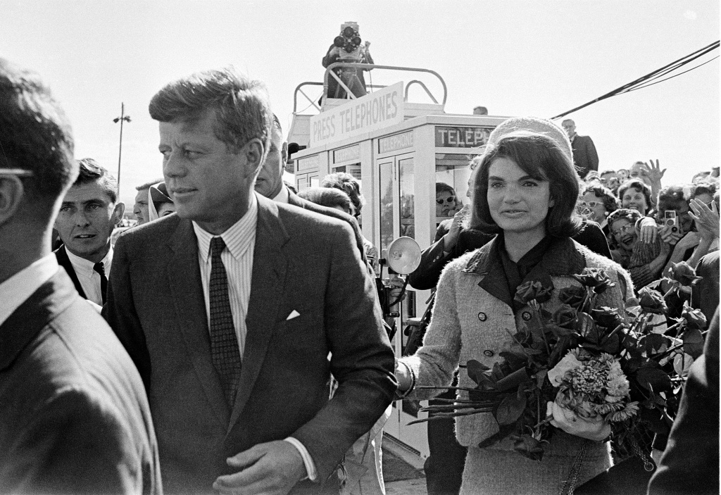 22 Novembre 1963: JFK and Jacqueline arrivano a Dallas