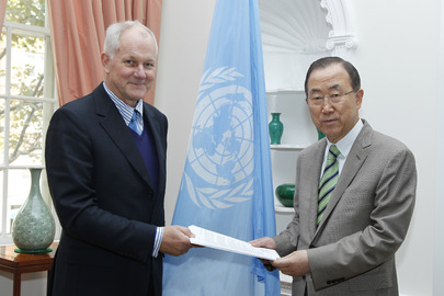 Il rapporto degli ispettori ONU rivela: attacchi chimici in altre parti della Siria Il capo degli ispettori sulla verifica di utilizzo di armi chimiche Åke Sellström consegna al Segretario dell'Onu Ban Ki-moon il rapporto sulla Siria
