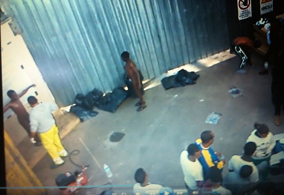 Lager Lampedusa, vergogna d'Italia e d'Europa Un'immagine dal video trasmesso dal Tg2