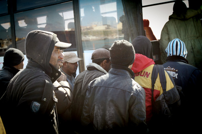 Giornata Internazionale dei Migranti sullo sfondo del nuovo scandalo avvenuto a Lampedusa Migranti tunisini salgono su un autobus dopo il loro arrivo a Lampedusa (Foto d'archivio ONU, 2010)
