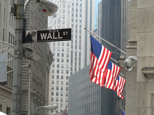 Wall Street brinda all'anno dei rialzi, ma Main Street resta disoccupata