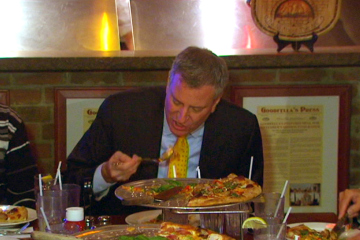 Evviva Bill de Blasio che mangia la pizza da italiano!