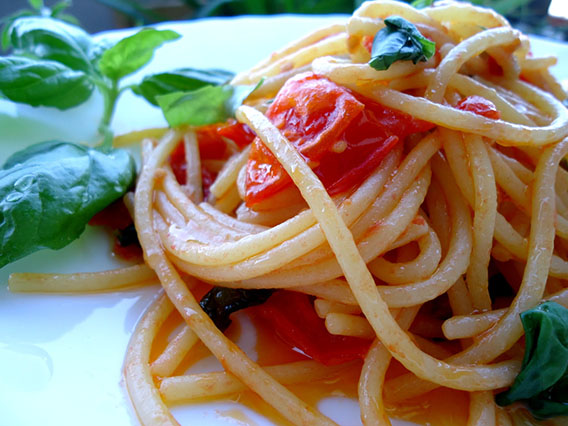 Cucina italiana in festa: e parte la ola di spaghetti al pomodoro