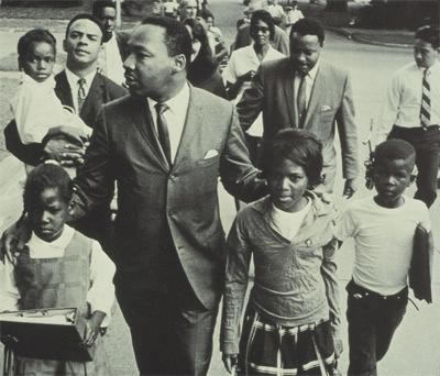 Il sogno di Martin Luther King nelle scuole americane Martin Luther King nel 1966 mentre accompagna a scuola dei bambini