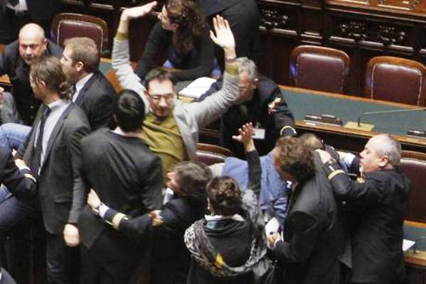 Lavoriamo insieme contro la disgregazione democratica Una immagine dei recenti scontri avvenuti in Parlamento