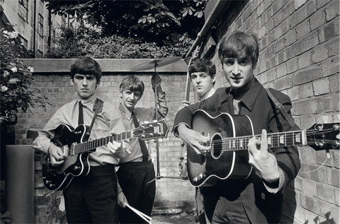 A Roma le icone pop negli scatti di O’Neill I Beatles negli Abbey Road Studios mentre registrano il loro primo album Please Please Me The Beatles in Abbey Road Studios recording their first album Please Please Me Londra / London, 1963 54,9 x 73 cm © Terry O'Neill