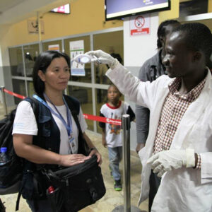 La lotta contro Ebola in Africa tra ignoranza e disperazione Controlli all'areoporto di Freetown, Sierra Leone (Foto OMS)