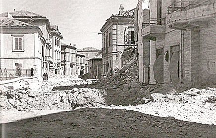 71 anni fa gli aerei americani portavano la guerra a Pescara. Il ricordo di un sopravvissuto Via Malta, oggi Via Ravenna, subito dopo il primo bombardamento di Pescara: 31 Agosto - 14 Settembre 1943 ( La casa di Ermanno è la seconda a sinistra)