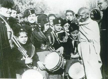 Una svolta gandhiana per l'Italia Roma 1931: un gruppo di balilla attorniano Gandhi, in visita a Roma