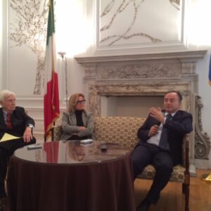 Chi ha paura di Nicola Gratteri? A New York il magistrato anti 'ndrangheta ha spiegato perché non è diventato ministro della Giustizia Nicola Gratteri (a destra) con la Console Generale Natalia Quintavalle e il Presidente della Train Foundation, John Train