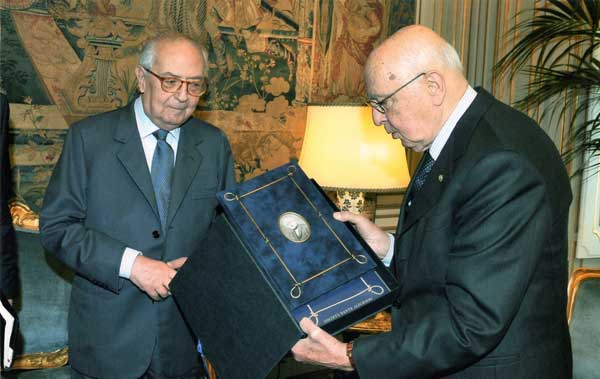 Addio Bruno Bottai L'Ambasciatore Bruno Bottai con il Presidente della Repubblica Giorgio Napolitano alla consegna