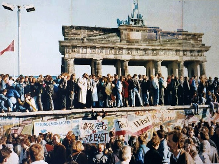 Novembre 1989: la folla sul Muro di Berlino davanti alla porta di Brandeburgo