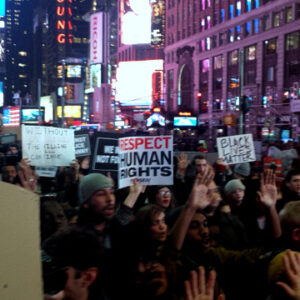 New York nel giorno della rabbia urlata e pacifica. Non sarà processato il poliziotto che uccise Eric Garner