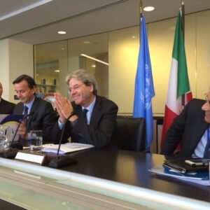 All'ONU Gentiloni condanna la tortura: "Non è coerente con i valori della democrazia" Il ministro Paolo Gentiloni durante la conferenza stampa alla Missione d'Italia all'ONU