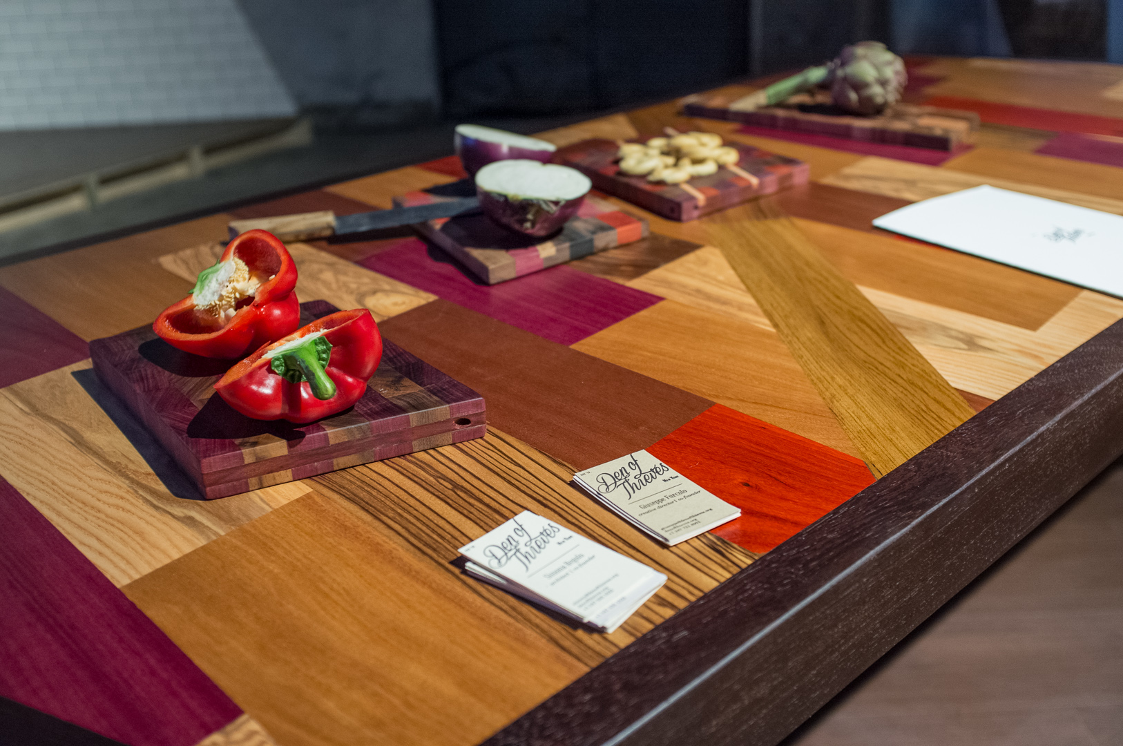 Tavolo e taglieri in esposizione (Photo courtesy of Den of Thieves).