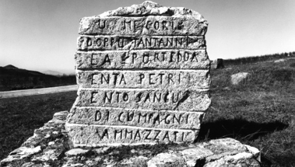 Portella della Ginestra: su una pietra, scolpita una scritta in ricordo dei morti del 1 maggio 1947